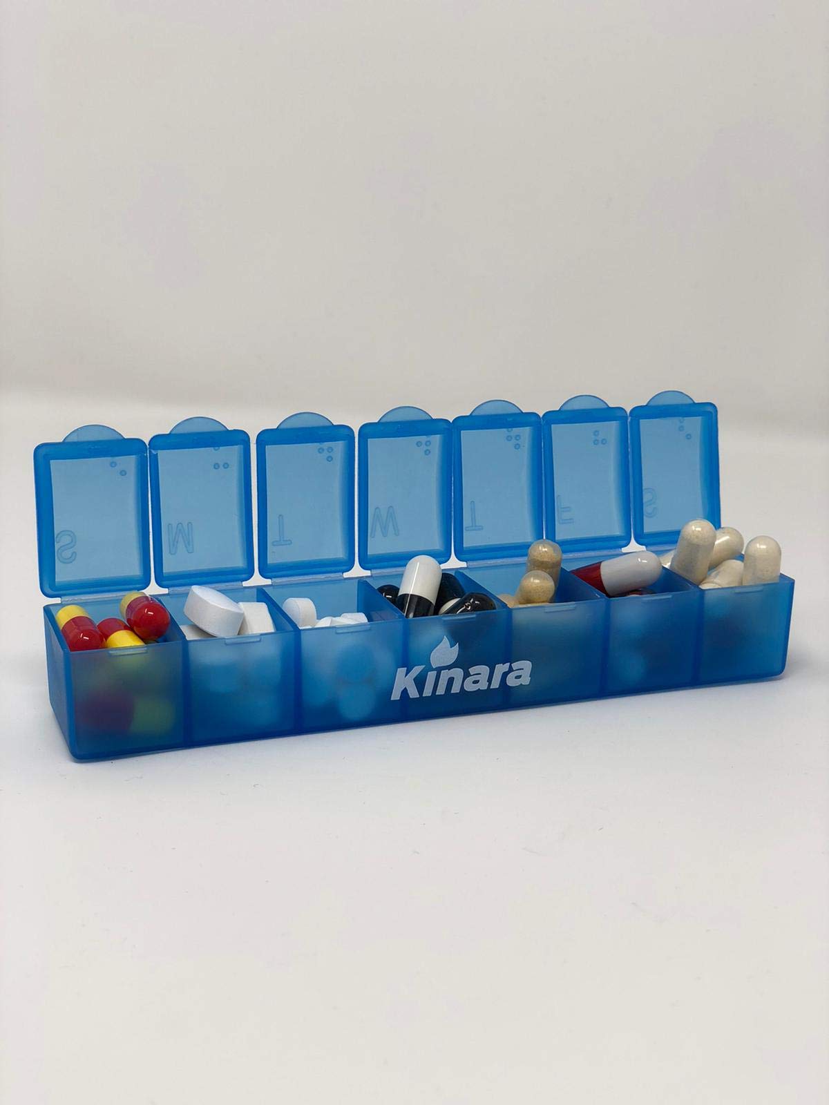 Close-up of Kinara Slo Niacin tablets highlighting uniform size for daily use