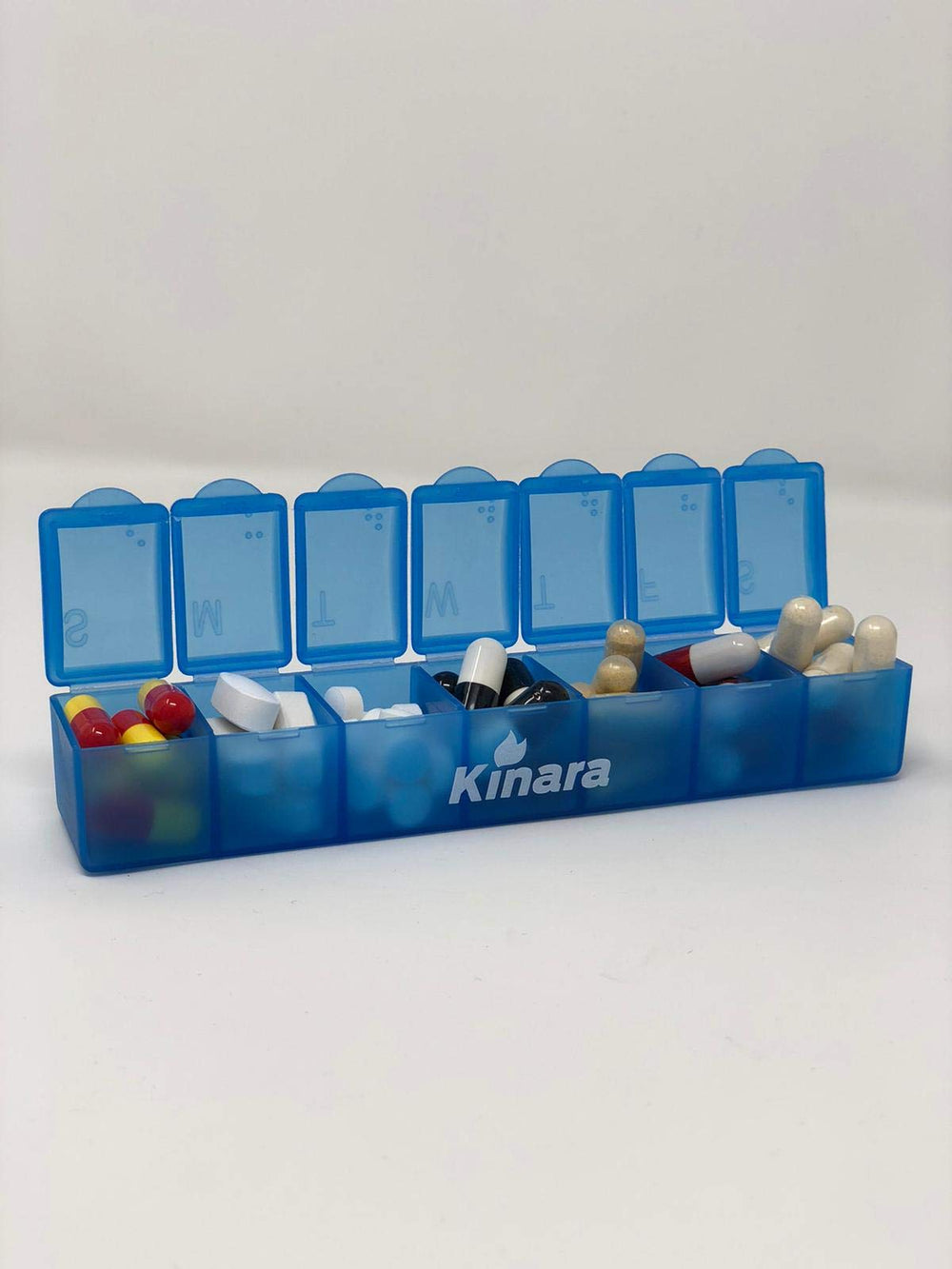 Close-up of Kinara Slo Niacin tablets highlighting uniform size for daily use