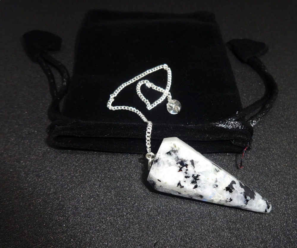 L Pedra & Crystal craftsmanship pendulum showcases precision and fine detailing