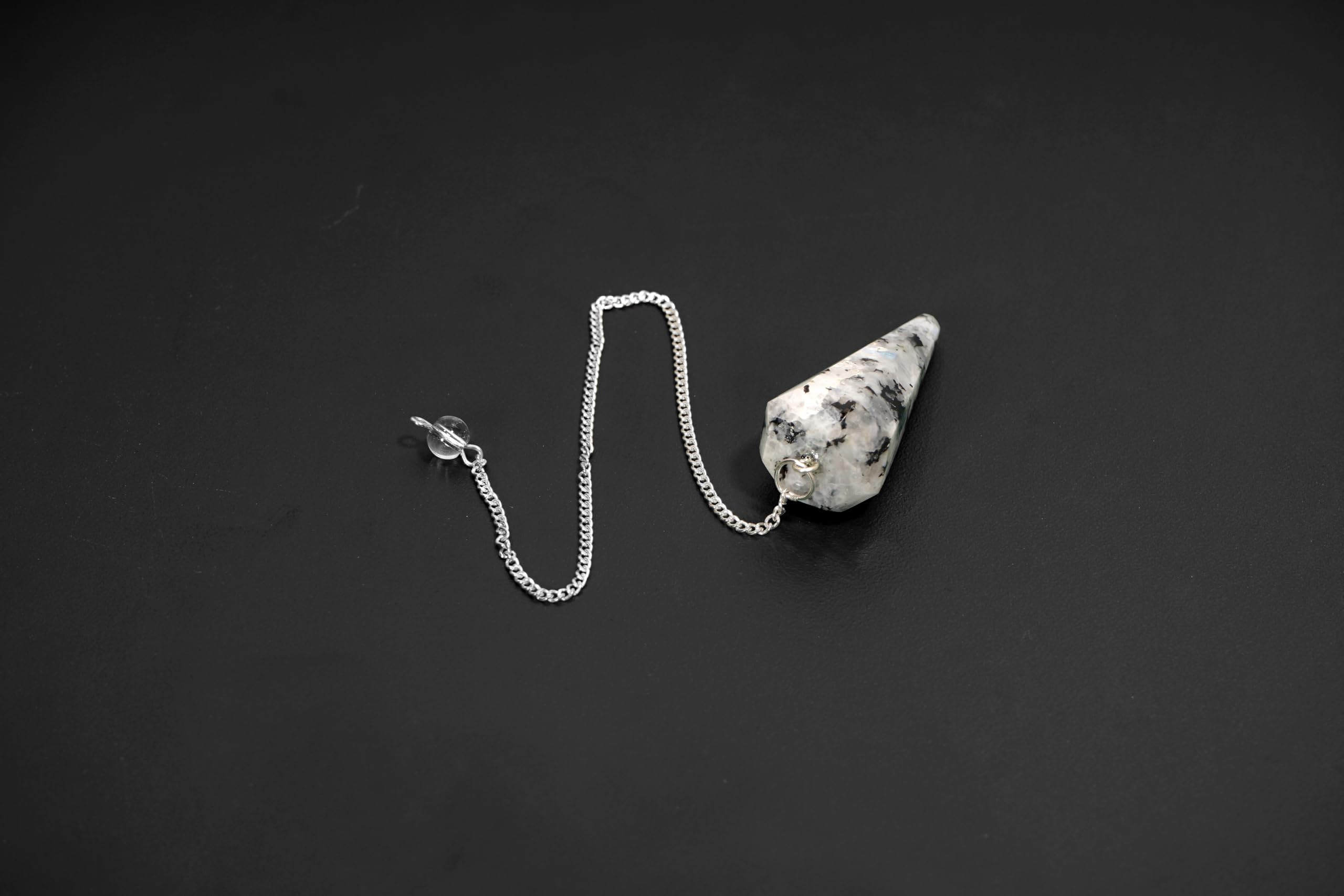 L Pedra & Crystal divination tool pendulum supports focused readings
