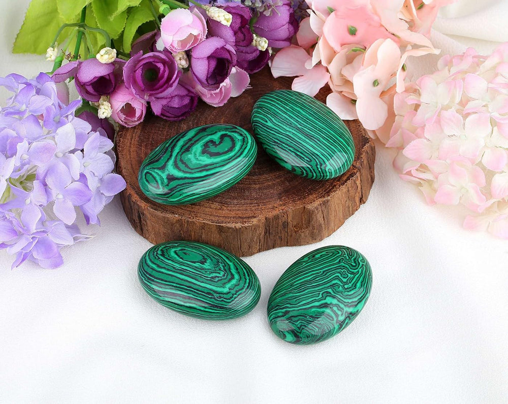 LAIDANLA Malachite palm stone used during meditation for energy balance.