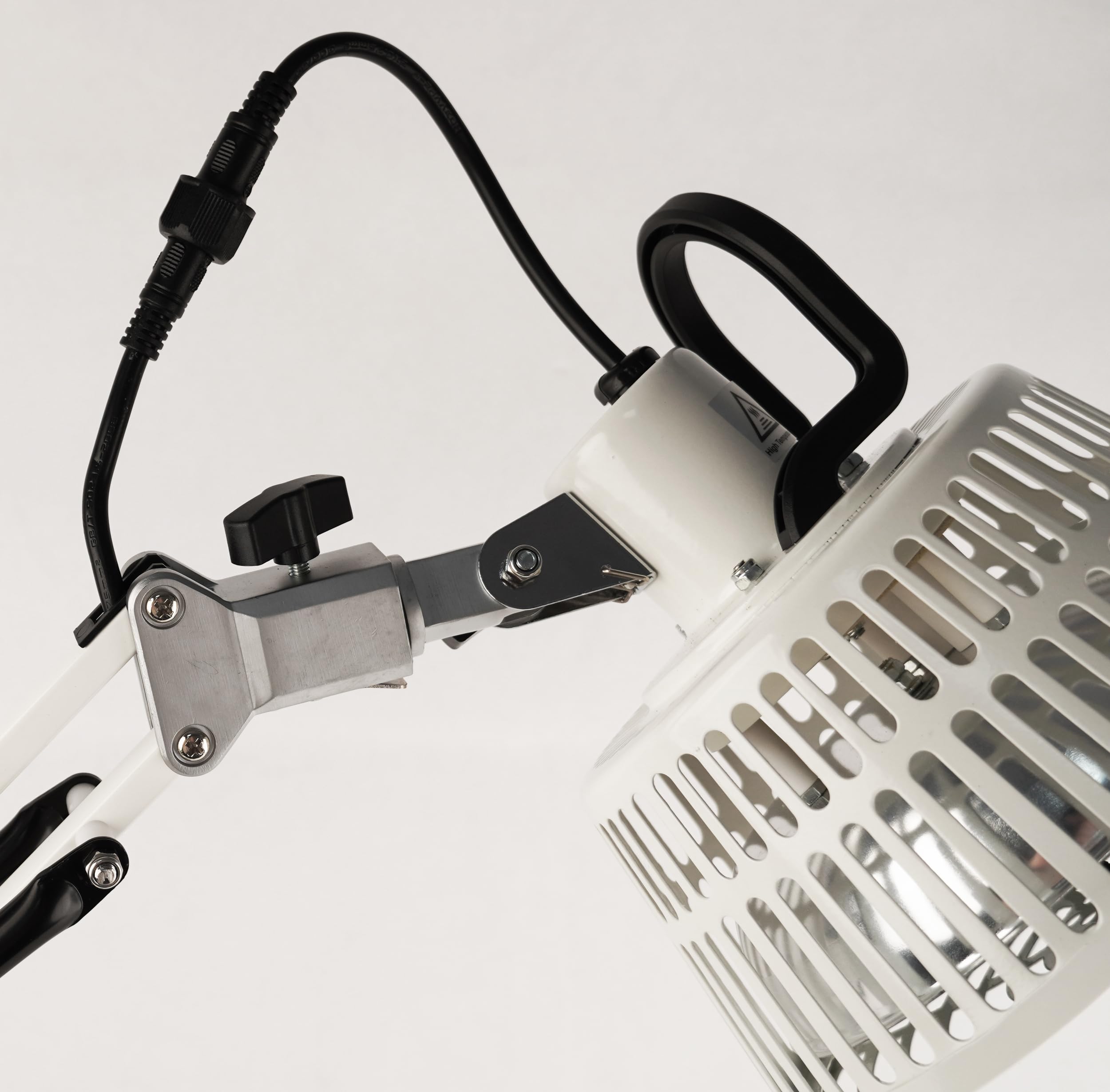 Leawell TDP lamp in use delivering sun-like warmth during a session