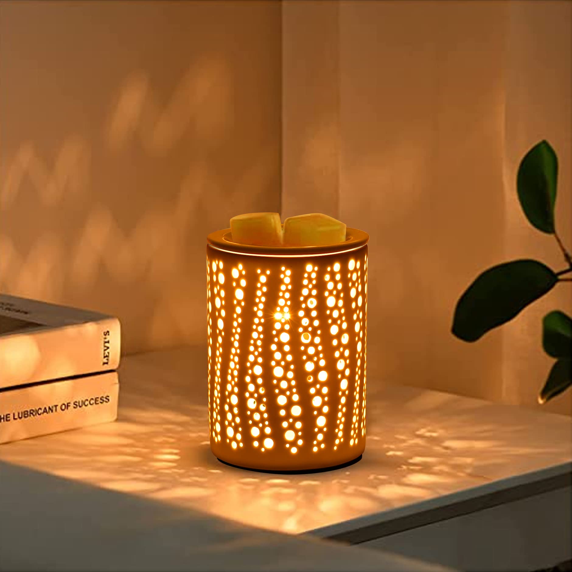 LnJPan night-light wax warming with gentle illumination for late evenings.