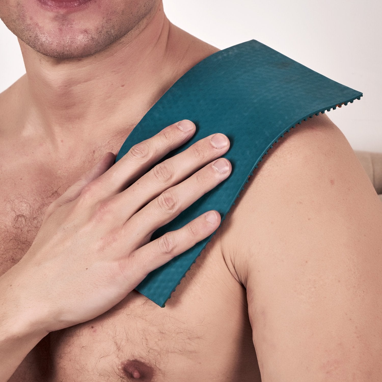 Faceted needle tops prevent skin discomfort during use