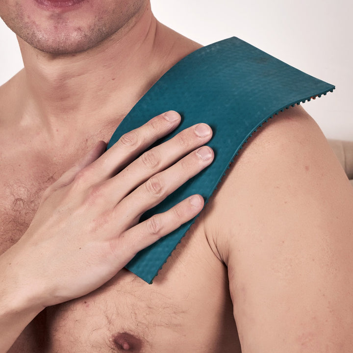 Faceted needle tops prevent skin discomfort during use