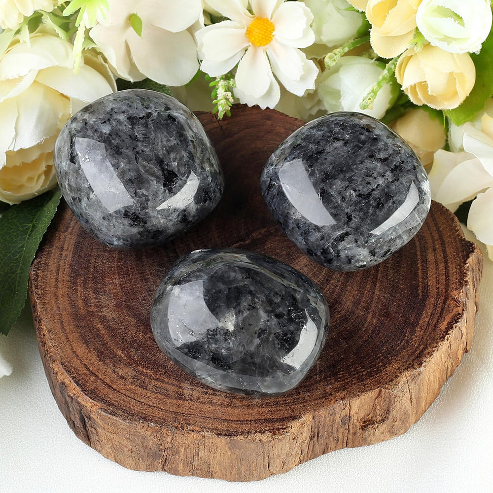 MAIBAOTA Labradorite chakra balancing stone helps energy alignment.