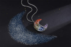 MAIBAOTA natural resin crystal necklace capturing earthy texture and artisan craft