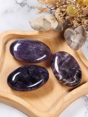 MANIFO amethyst palm stone used for relaxation and portable stress relief.