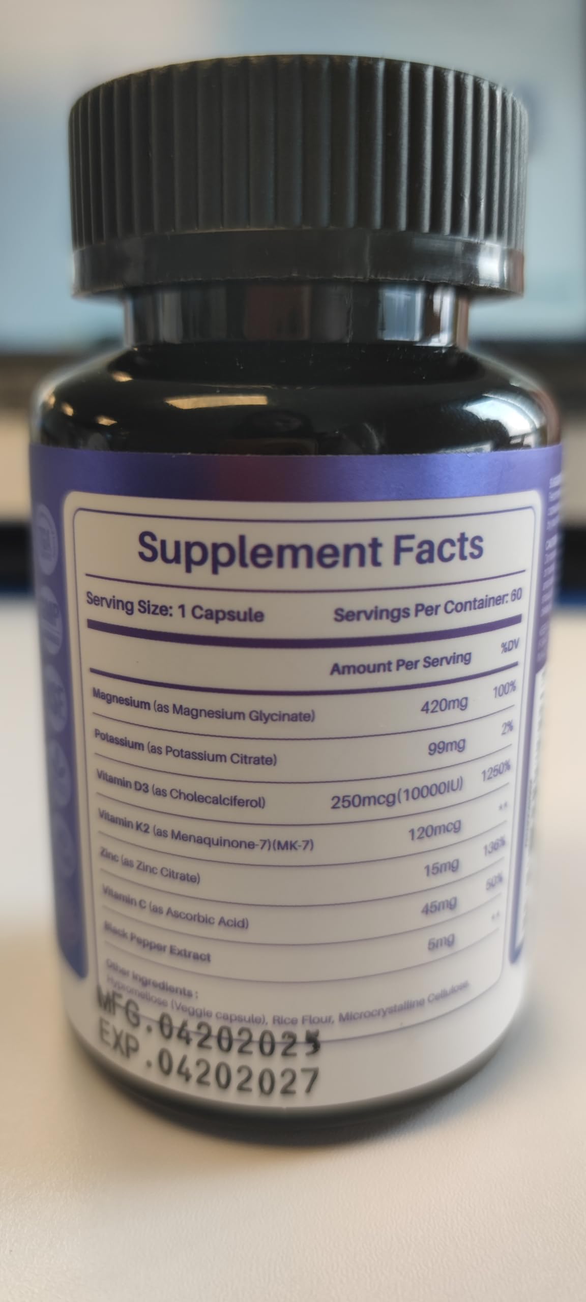 MEGNETA softgel capsules on white background highlight easy supplementation.