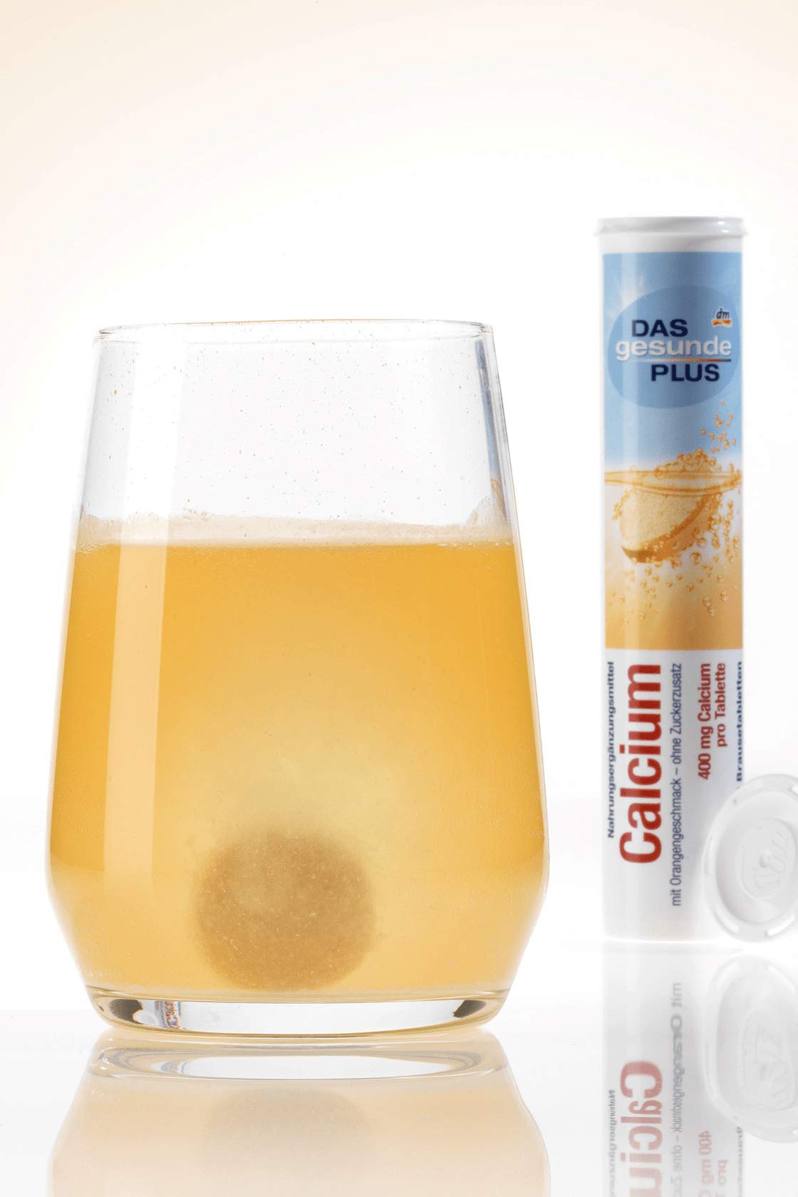 Mivolis calcium effervescent tablets dissolving in water for quick daily intake.
