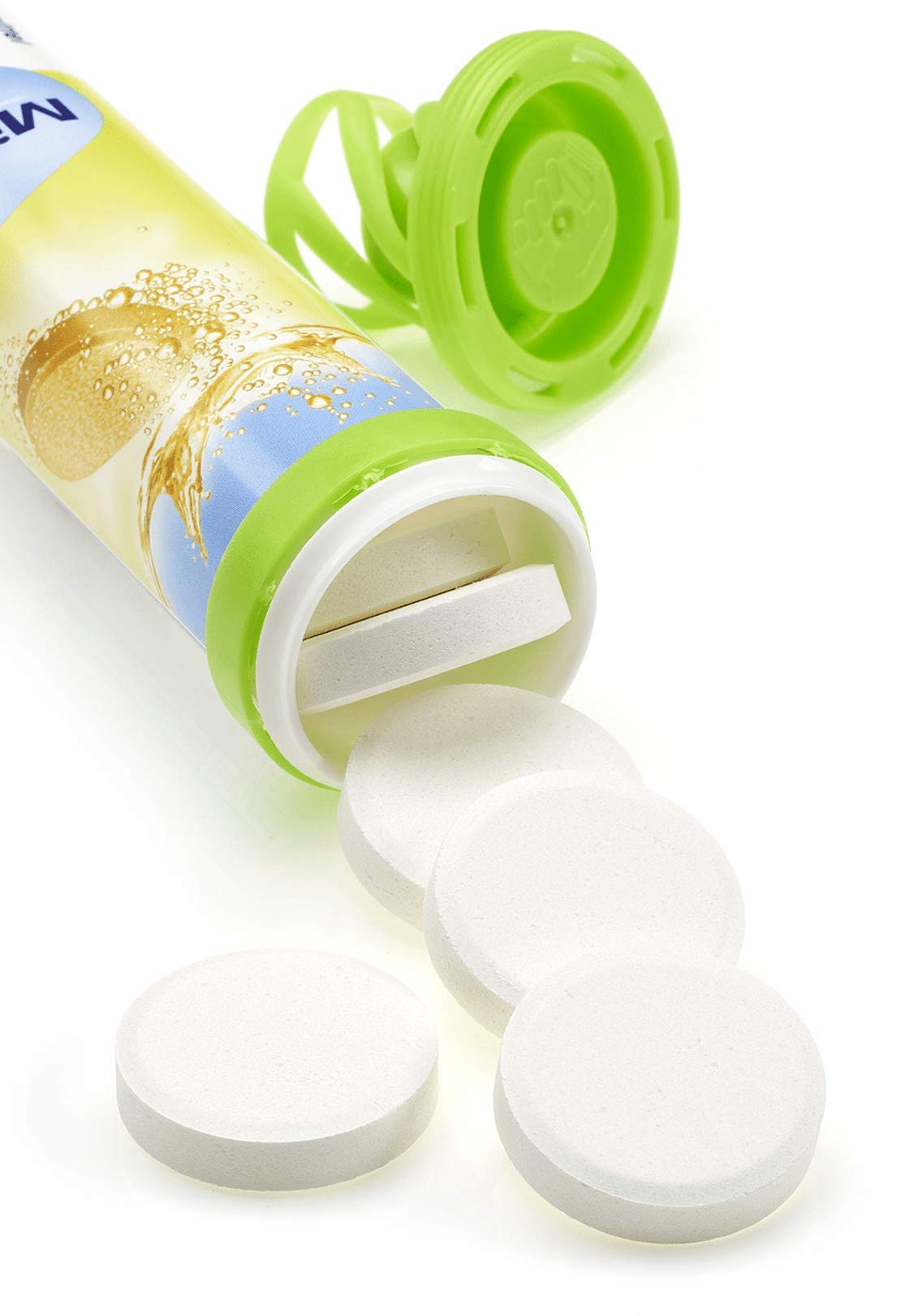 Dissolving Mivolis magnesium tablet in water for refreshing lemon drink.
