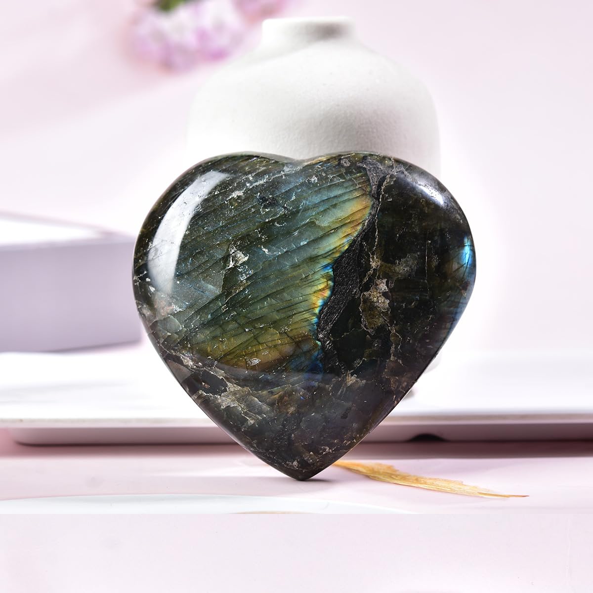 MOGEMT Labradorite heart crystal gift-ready presentation evokes thoughtful gifting.
