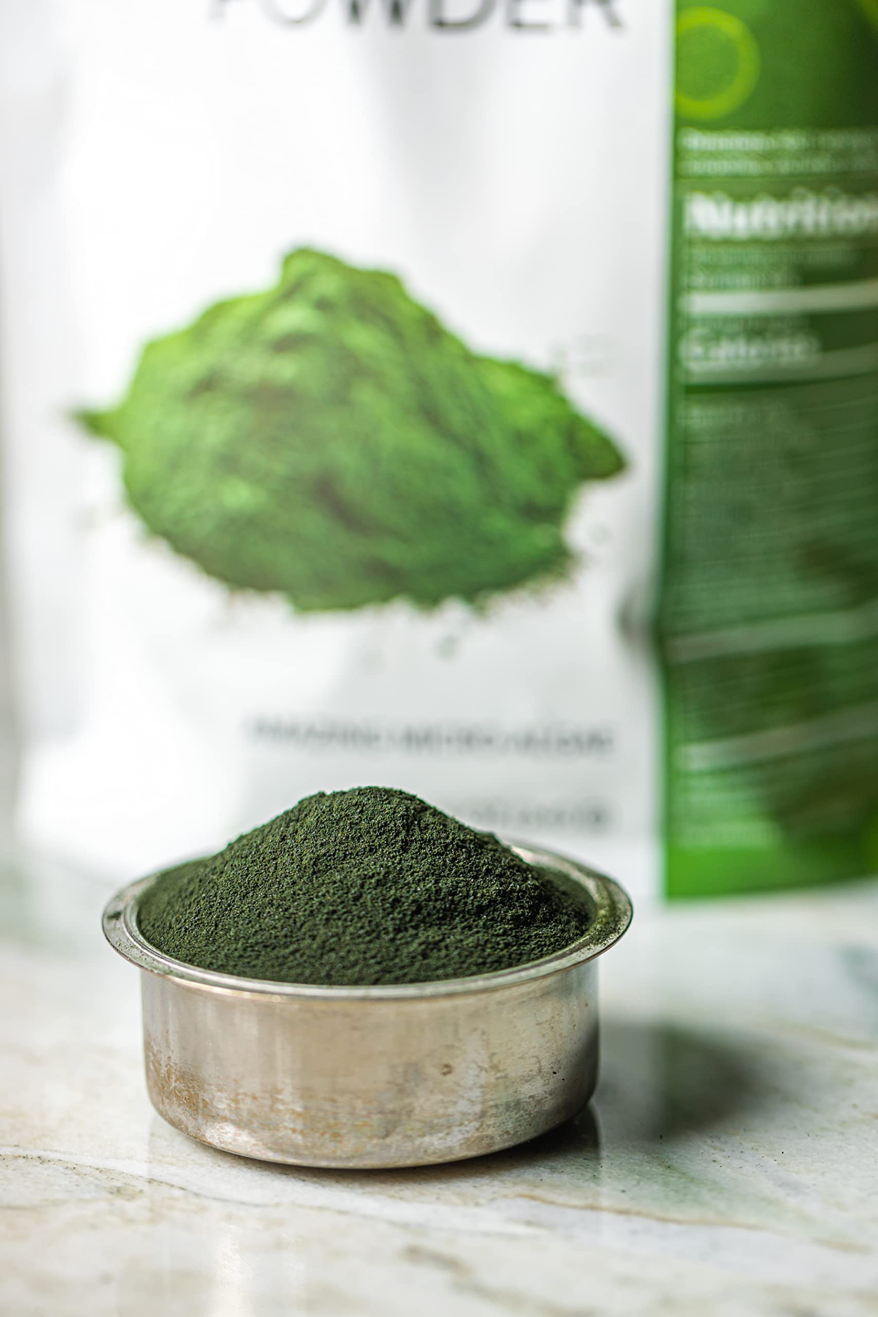MRM Spirulina Powder scoop beside smoothie, ideal for daily antioxidant-friendly routines.