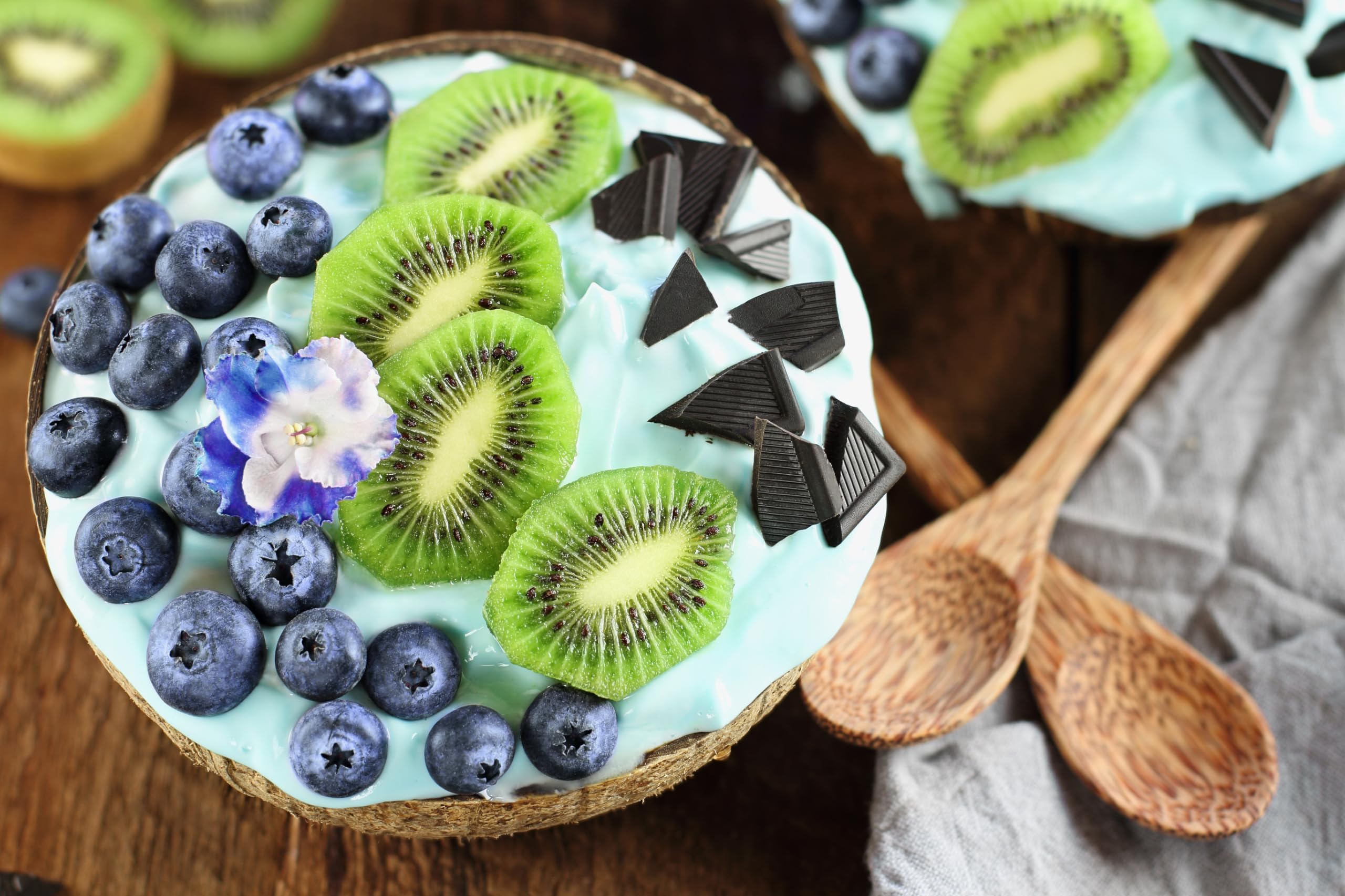 Naturejam Blue Spirulina powder in smoothie for a natural boost.