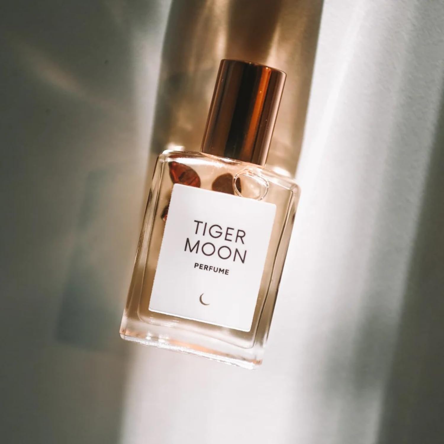 Olivine Atelier Tiger Moon bottle pour highlights long-lasting aromatherapy fragrance.