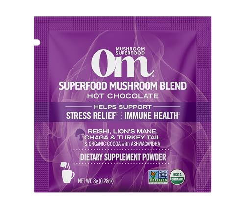 Preparación con agua caliente de OM Mushroom Hot Chocolate Blend para enfoque y calma.