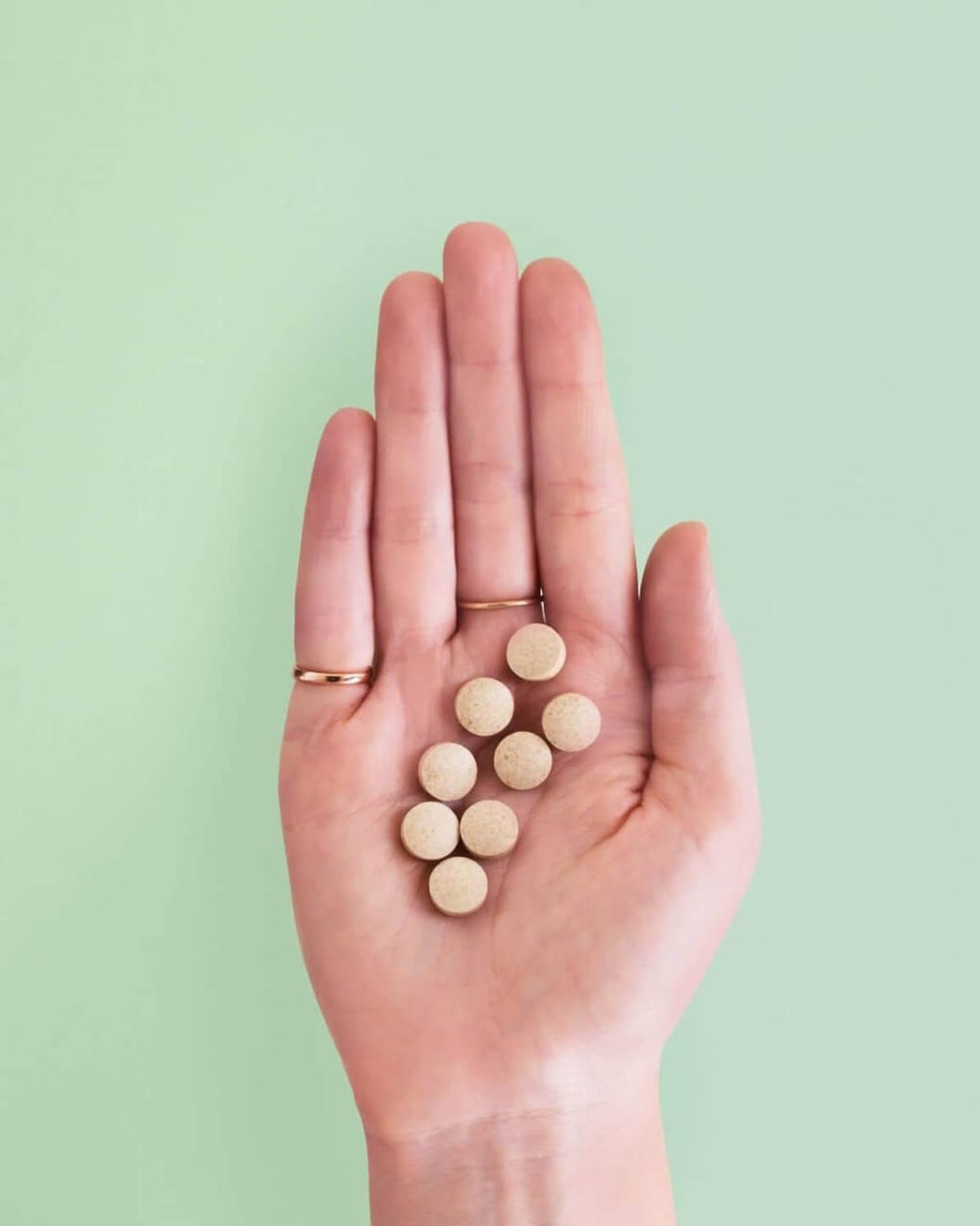Ora Organic ACV pills highlight milk thistle and lemon ingredients for antioxidant support.