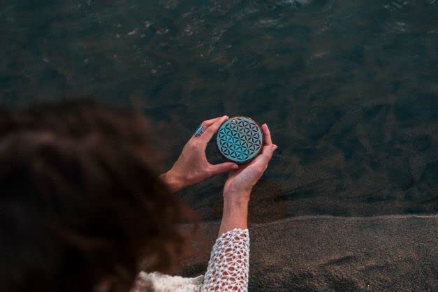 Orgonite Crystal Water Charging Plate side view highlights craftsmanship.