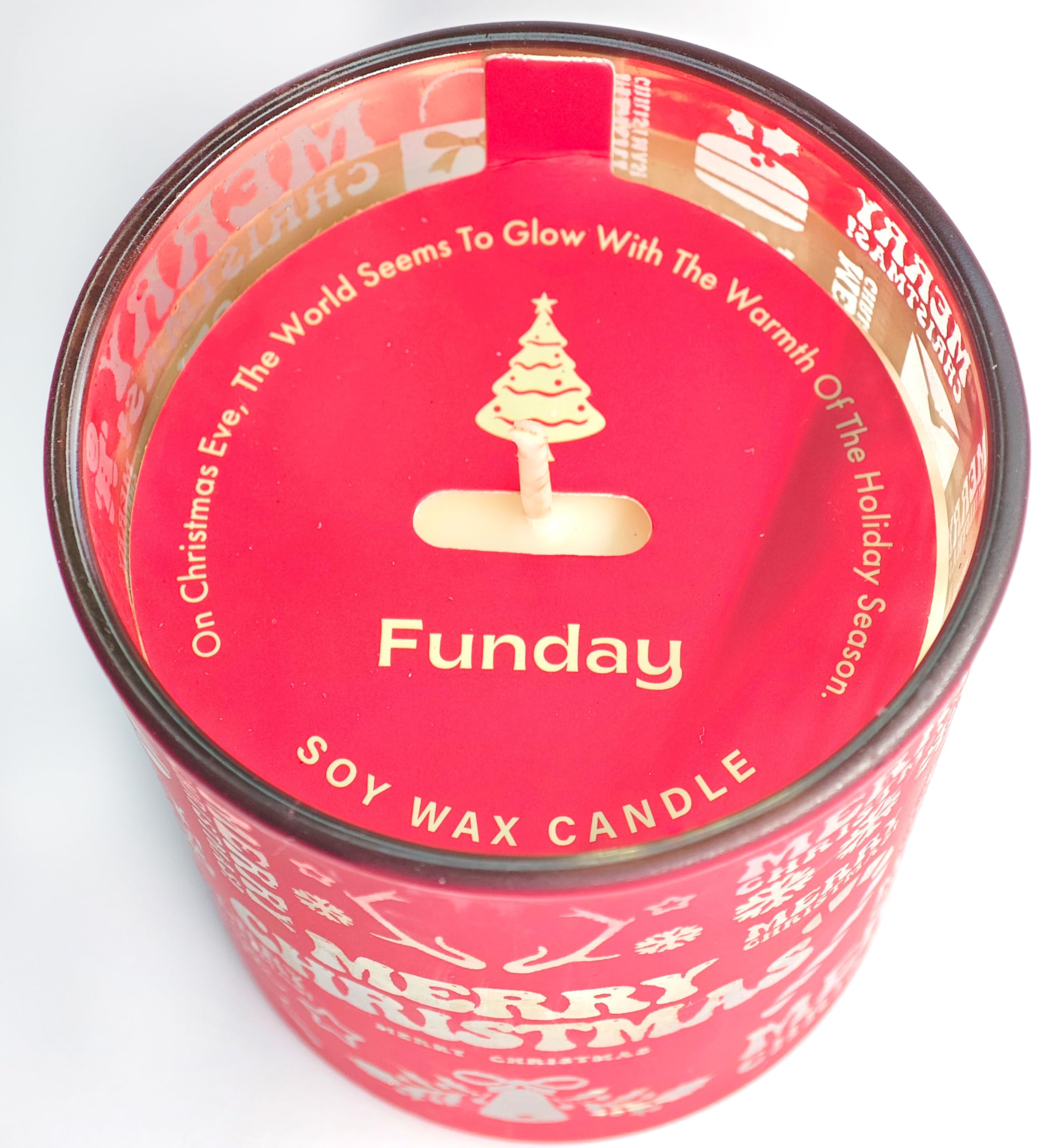 Pandachilla aroma candle berry pine decor creates festive home ambience.