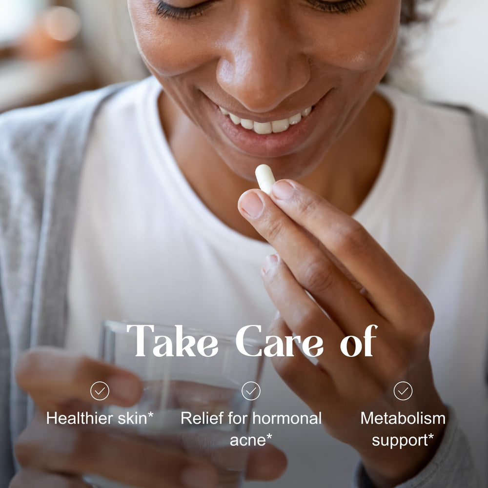 Holding PCOS Queen Pure bottle suggests easy daily supplementation.