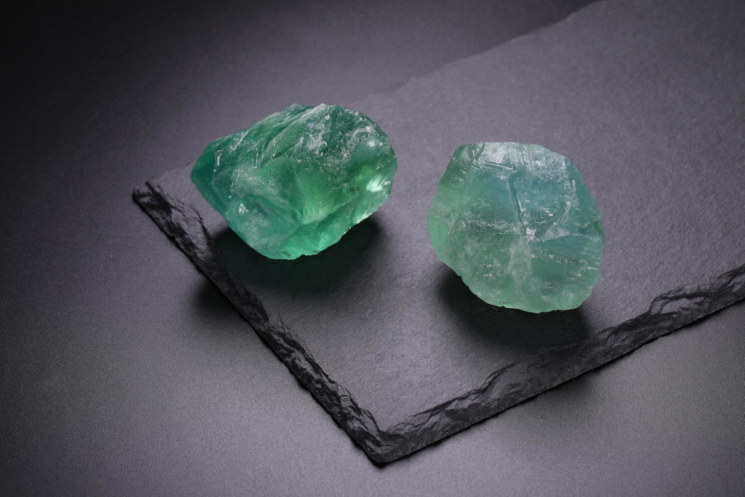 PESOENTH green fluorite rough stones showing natural color variation
