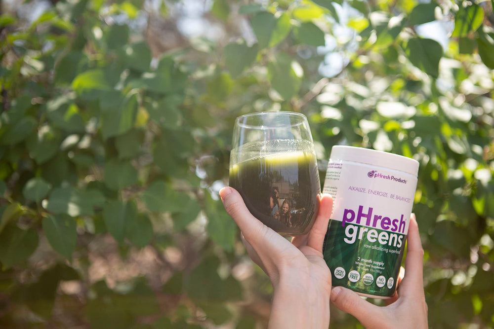 Phresh Greens organic greens blend panel showcases nutrient-rich formula.