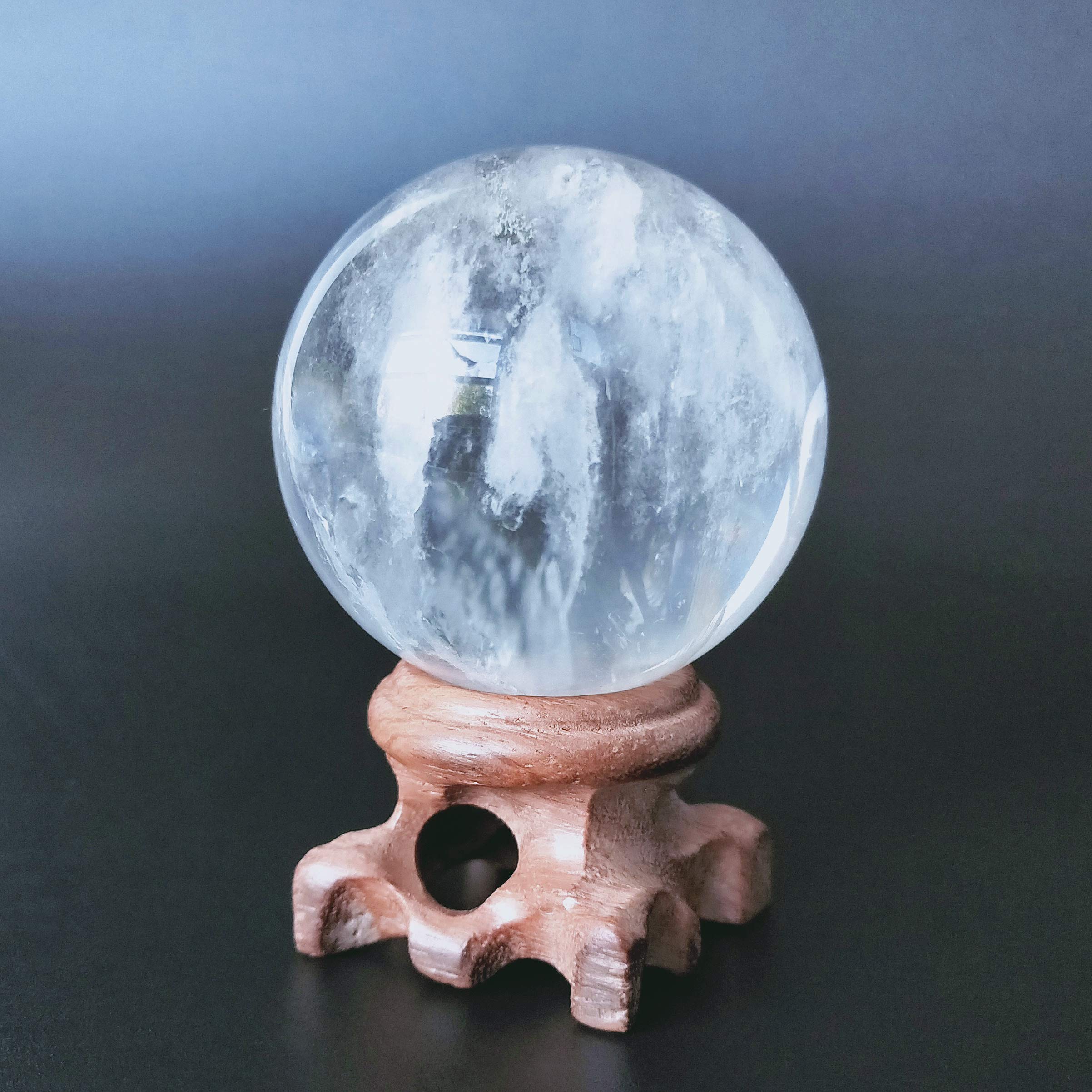 Polar Jade packaging box protects the sphere during shipping.