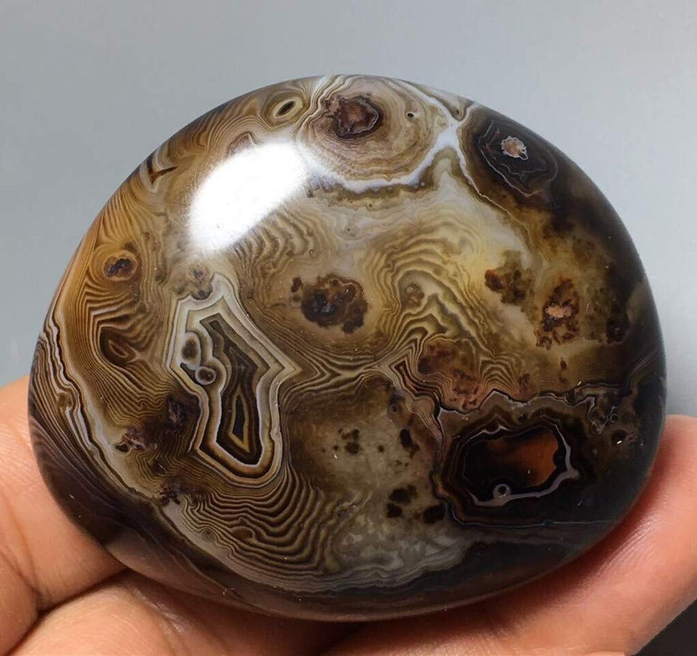 Pounique banded lace agate decor piece with natural charm