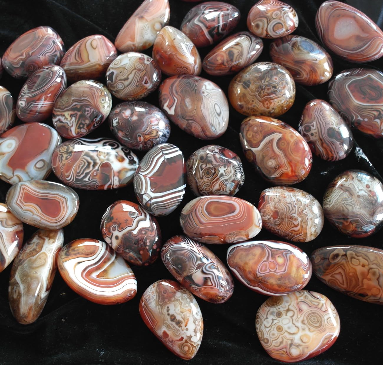Pounique Banded Lace Agate in hand demonstrating soothing grip for relaxation