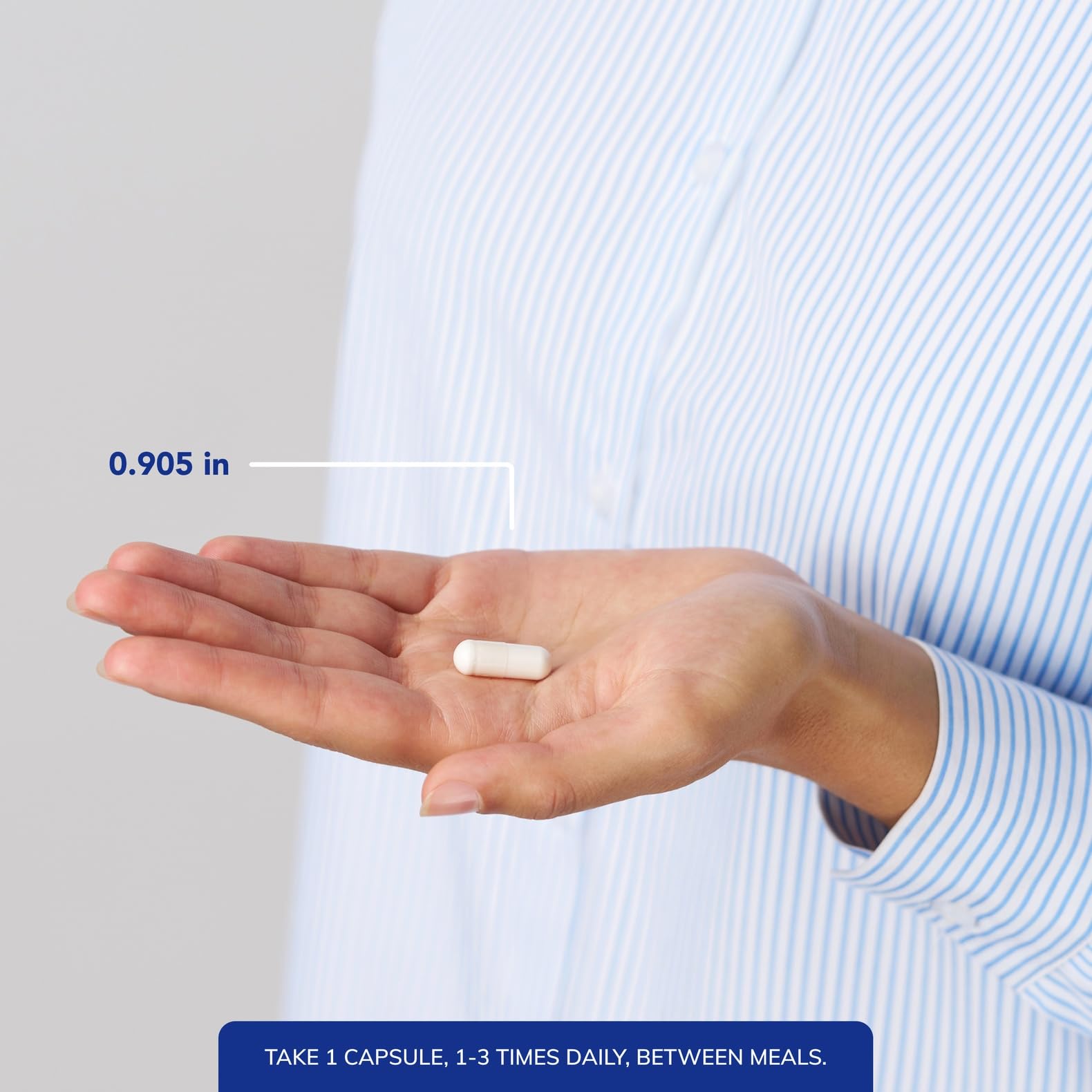 Pure Encapsulations L-Glutamine dosing scoop beside capsules for convenient daily use.