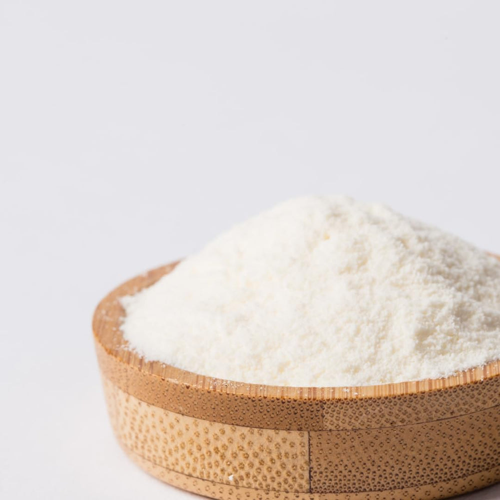 Fine D-Mannose powder texture ready for blending into drinks.