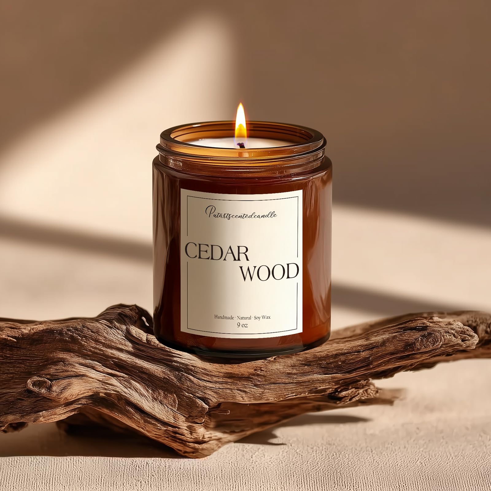 Putart Cedar Wood Candle reveals orange top notes for a bright morning atmosphere.