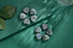 QINJIEJIE Labradorite iridescence closeup showing blue-black shimmer for inspiration