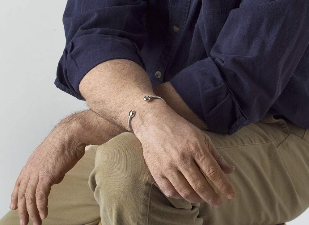 QRAY Silver Deluxe bracelet with golf setup emphasizes active lifestyle support