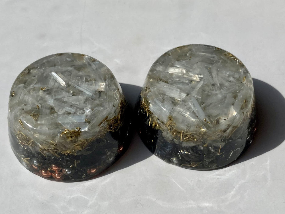 Rise Perspective Selenite Orgone Generator with plants suggests improved ambience for relaxation.