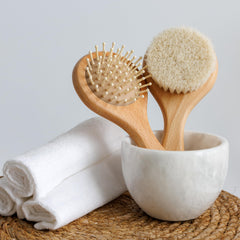 ROMY RO cradle-cap prevention massage supports a healthy-looking scalp