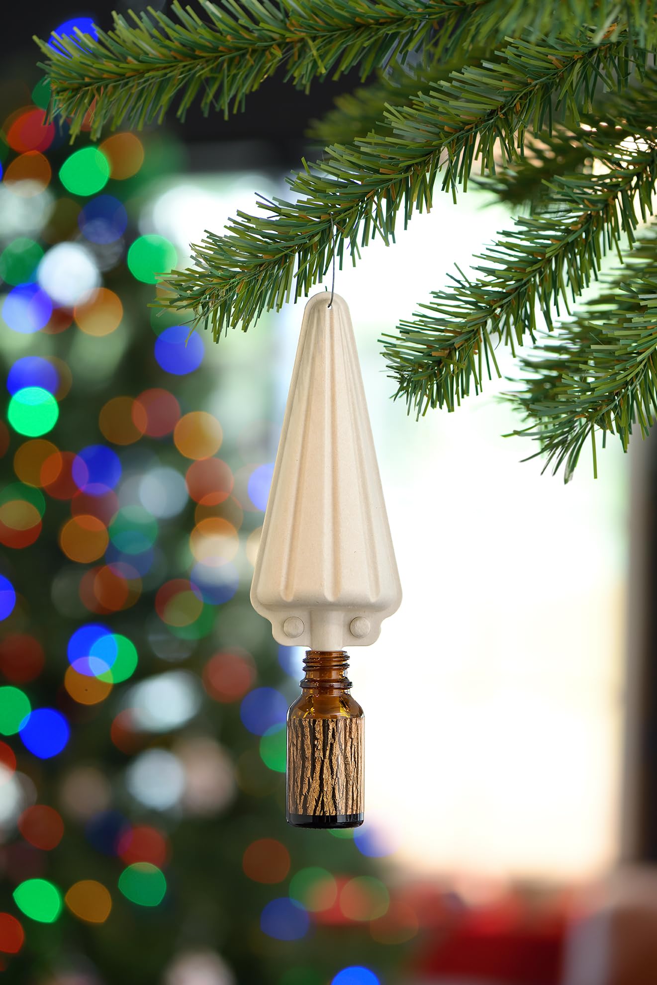 SCENTKEEPER Christmas Tree Diffuser close-up oil bottle shows pure aroma.