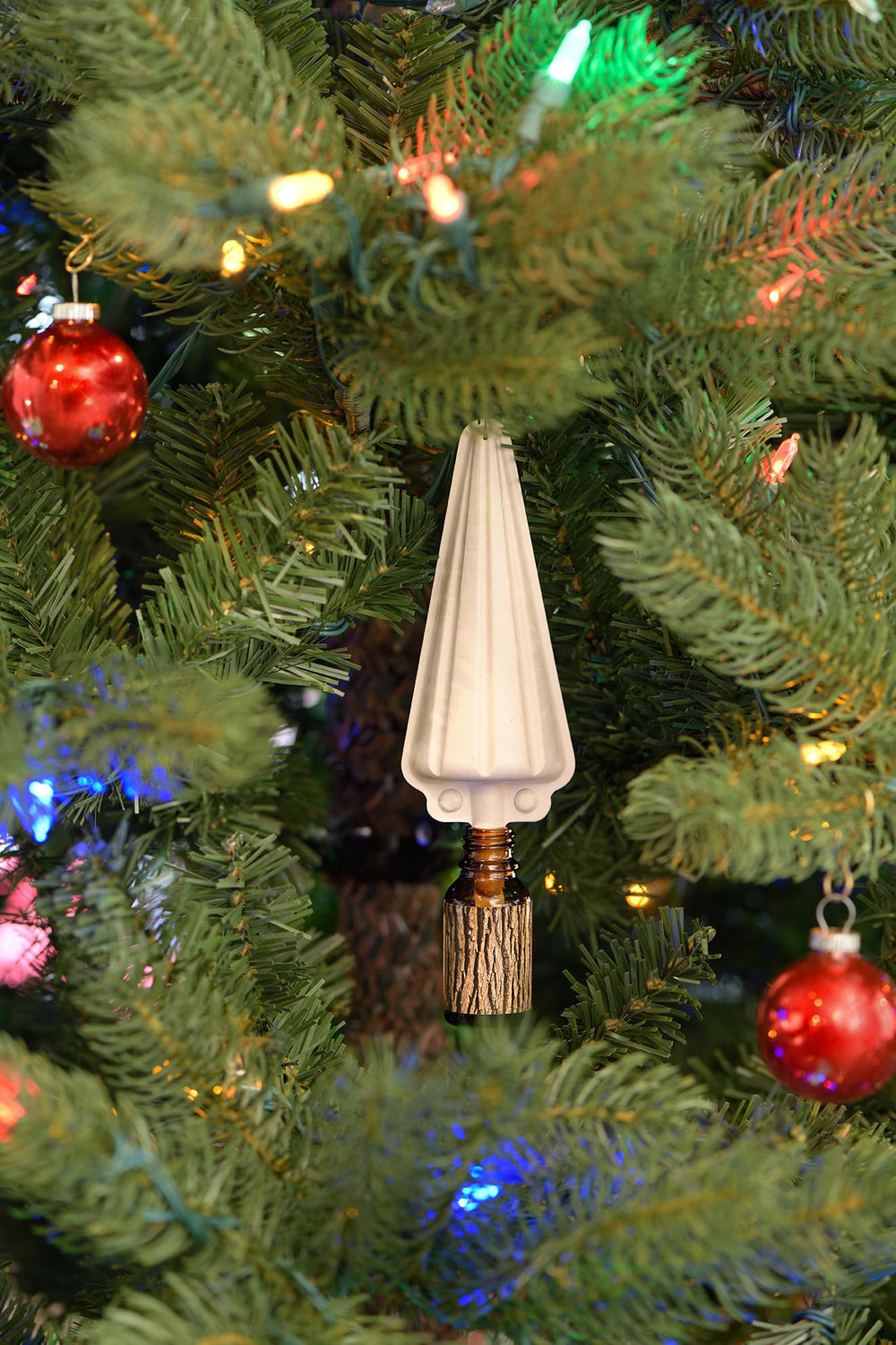 SCENTKEEPER Christmas Tree Diffuser winter forest fragrance fills the room.