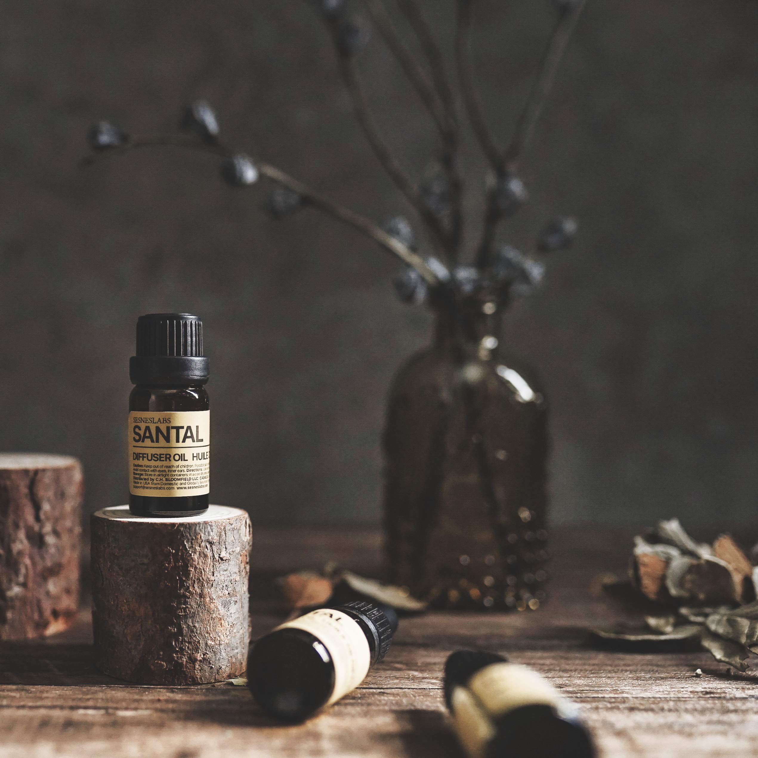 sesneslabs Santal Diffuser Oil label close-up highlights key notes.