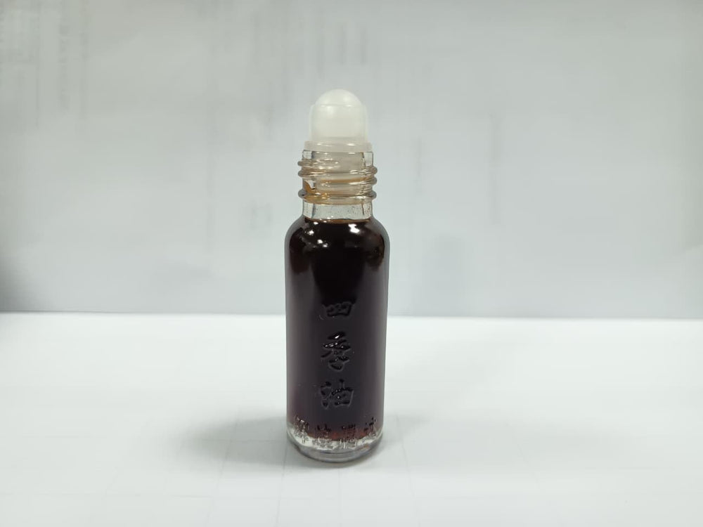Shen Nong Si Four Season oil held near face to support breathing comfort.