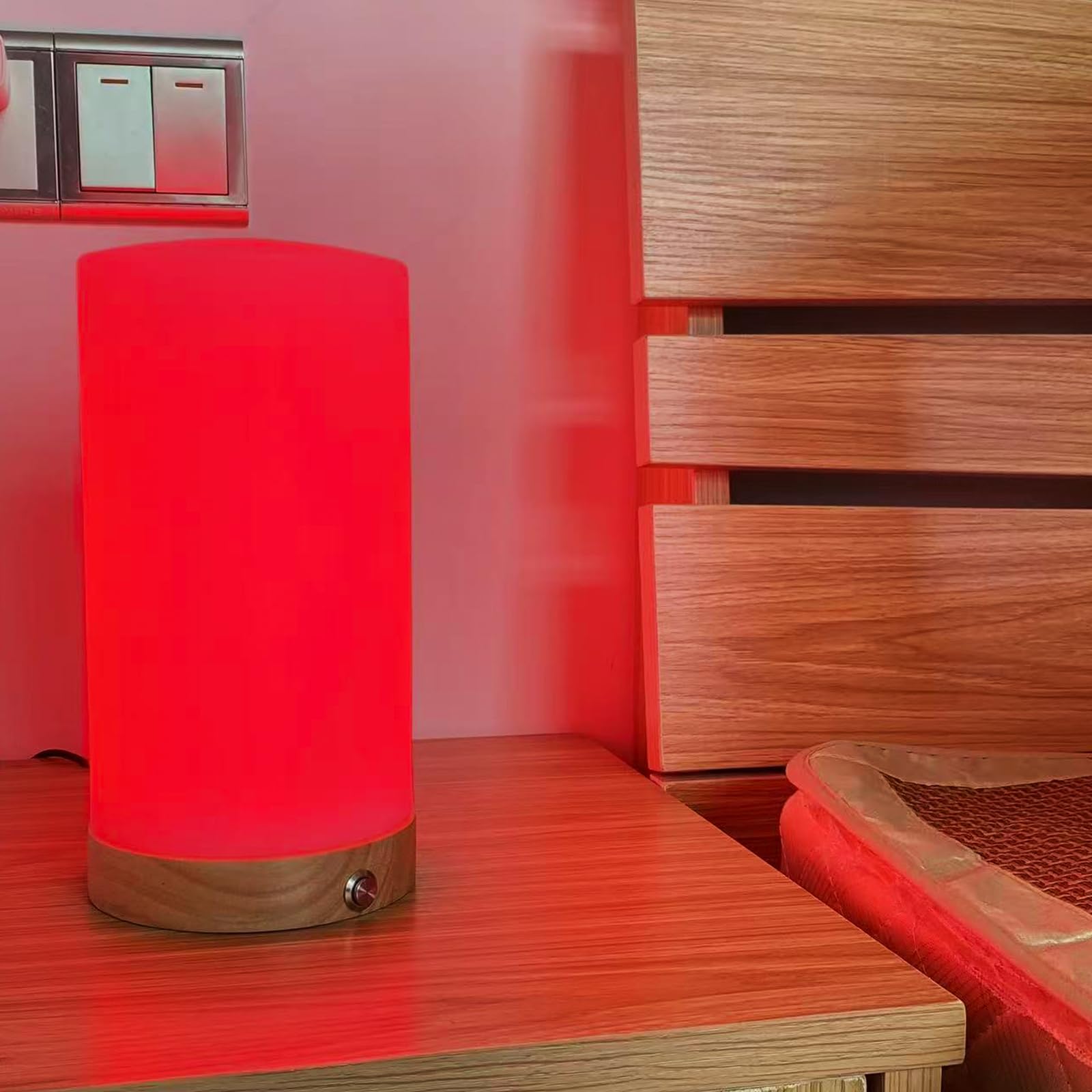 SHINGJIAO Revive milk shade close-up shows soft, non-glare red light for night routines