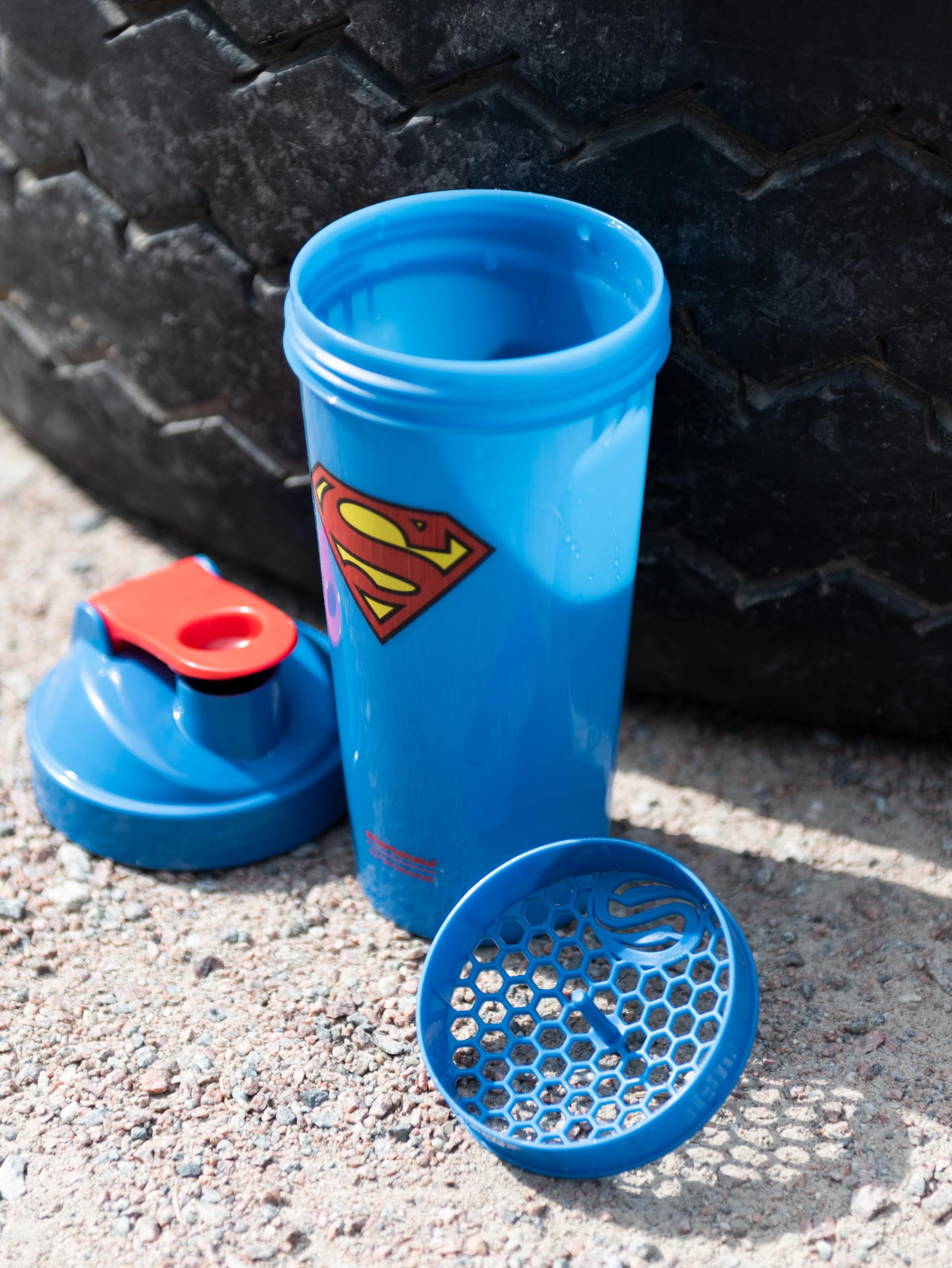SmartShake Lite Superman bottle with mixer net delivers smooth shakes.