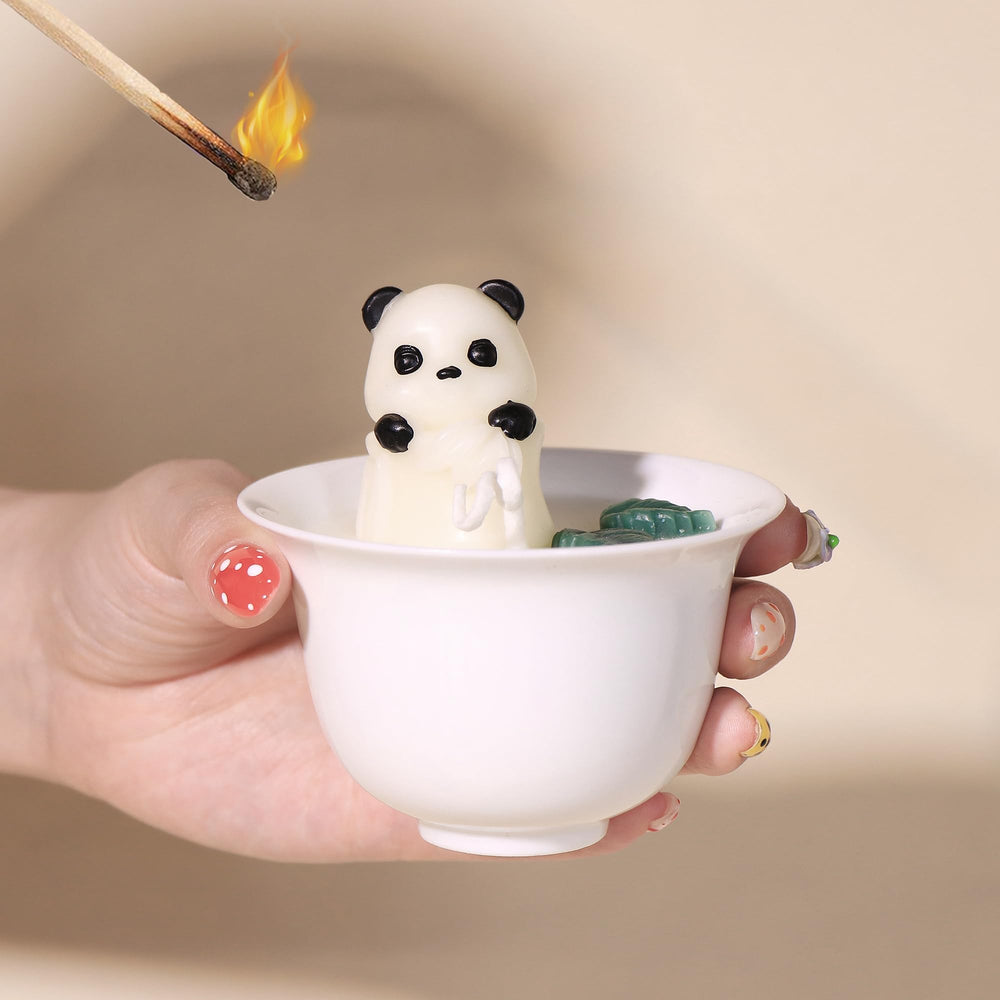 SOXCOMFY Snow Tea fragrance candle emitting crisp bamboo notes for a calm desk setting