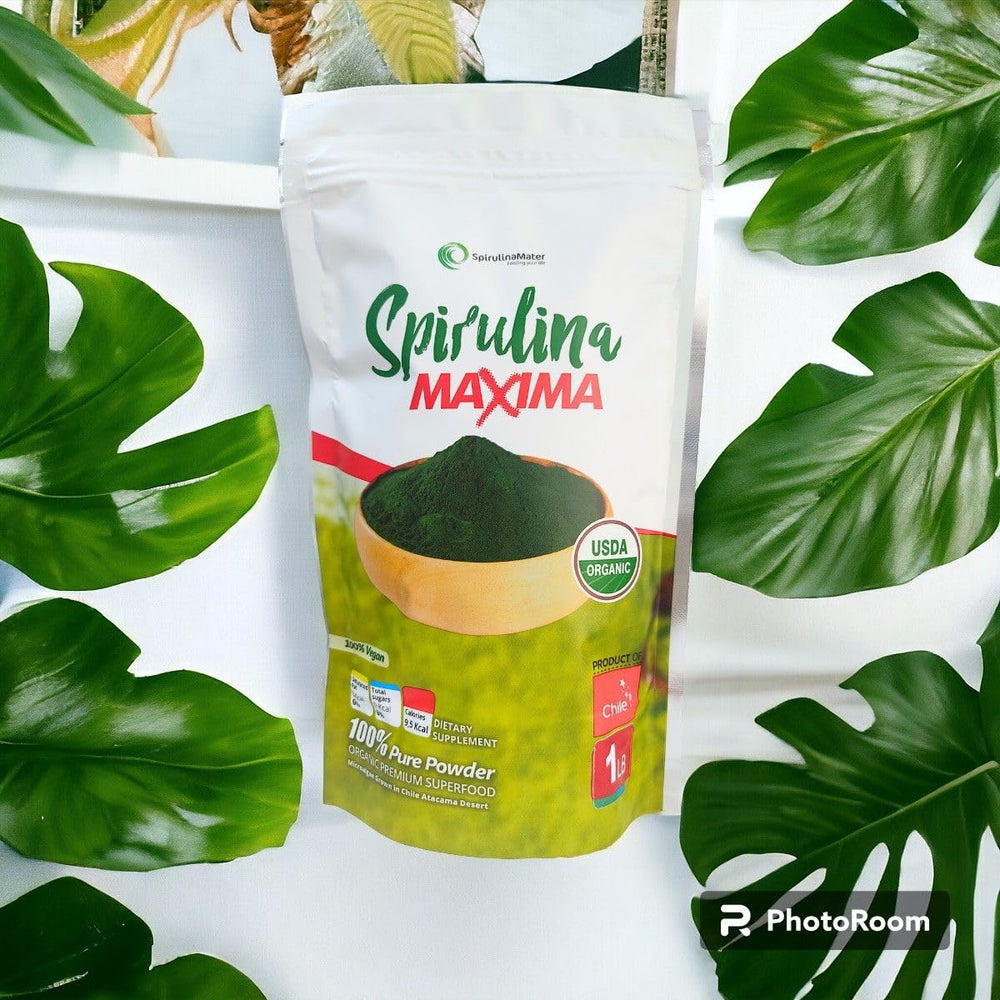 SpirulinaMater plant-based nutrition mix in glass bottle ideal for smoothies
