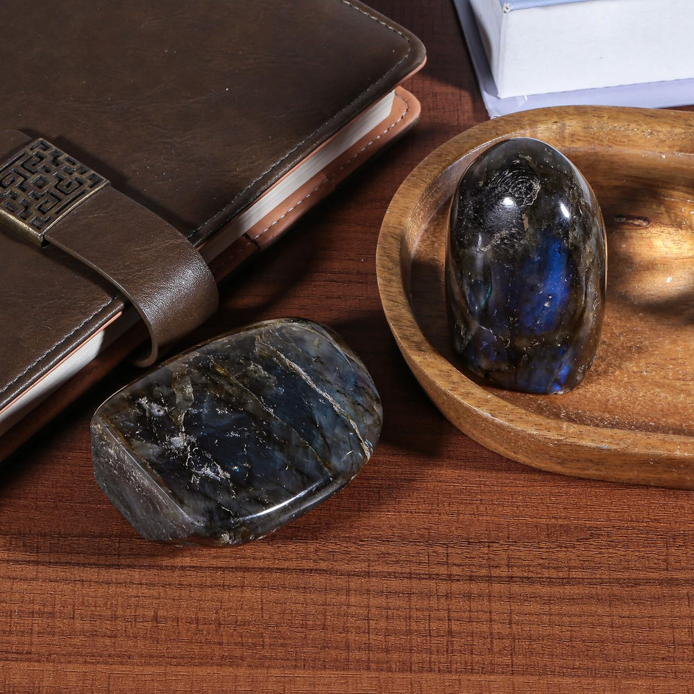 Sportmusies Labradorite showing blue-green flashes when light hits.