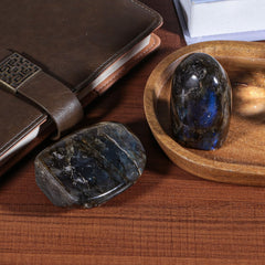 Sportmusies Labradorite showing blue-green flashes when light hits.