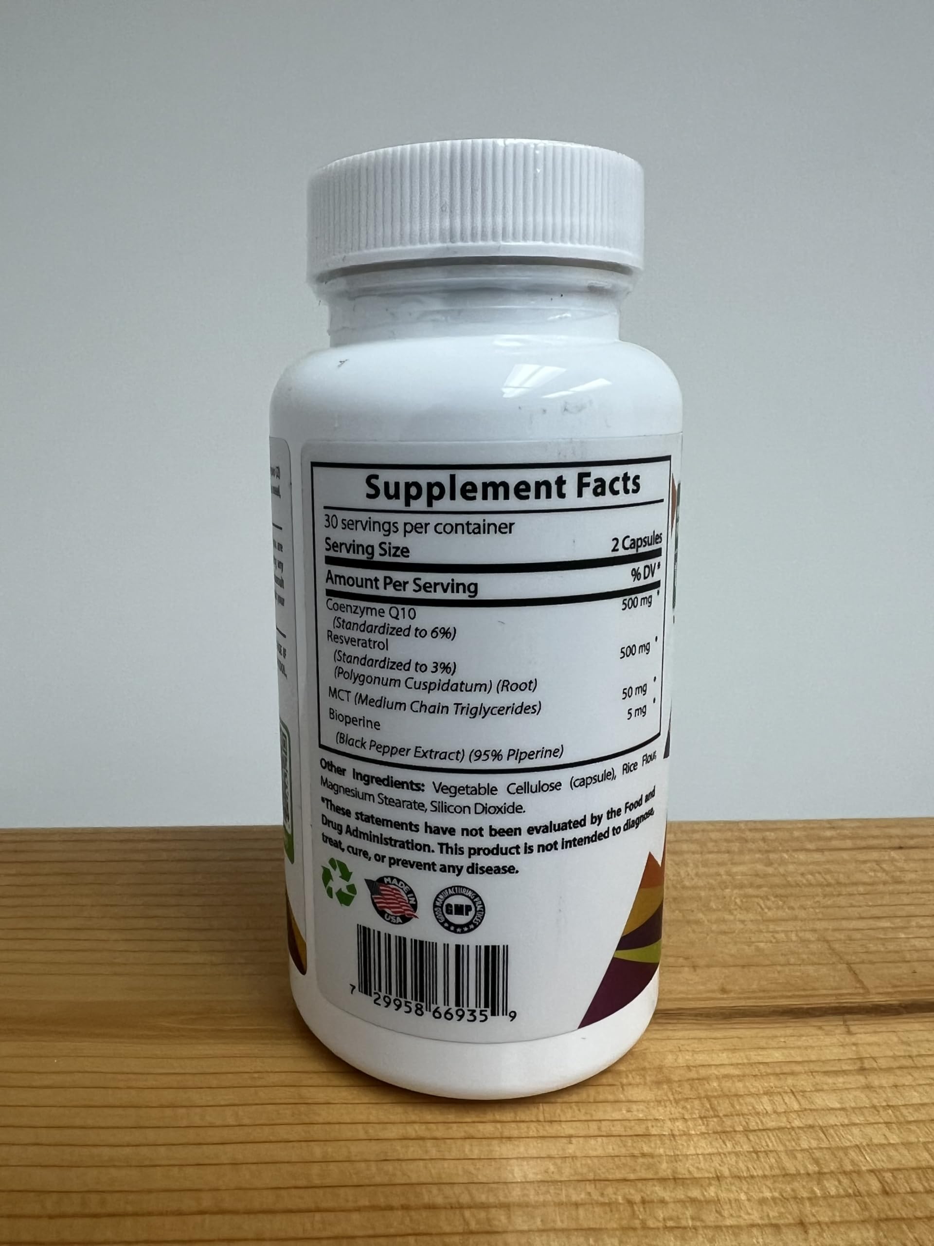 Sundhed Natural CoQ10 morning routine scene with capsules and water.