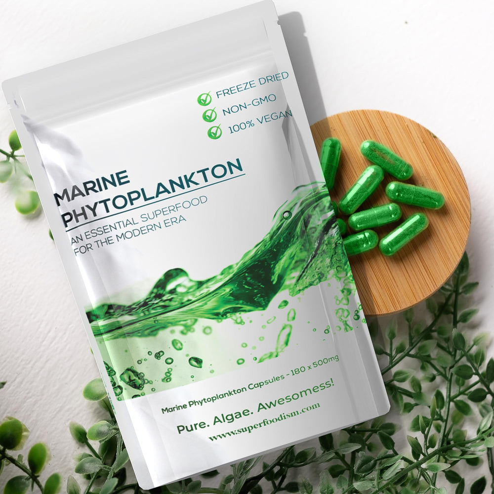 SuperFoodISM spoon with phytoplankton powder for quick measuring