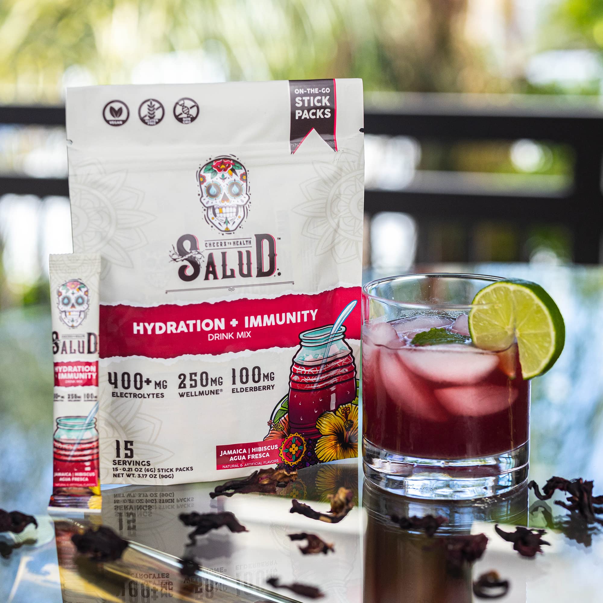 Taste Salud pouring powder into water glass demonstrating quick mix.
