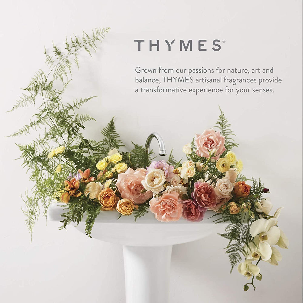Fragancia de pino y cedro de Thymes para un ambiente cálido.